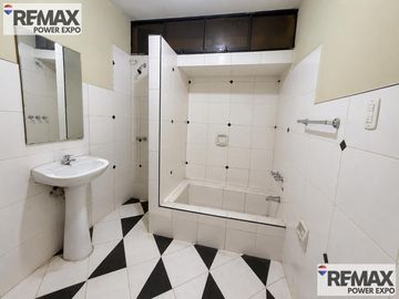 VENTA DE EDIFICIO FRENTE A PARQUE EN SJM