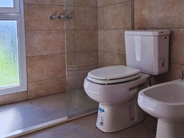 CASA EN VENTA 1 DORMITORIO FISHERTON