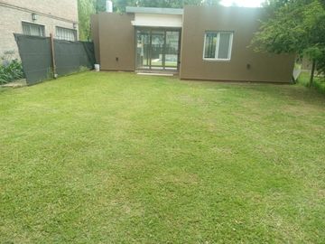 CASA EN VENTA 1 DORMITORIO FISHERTON