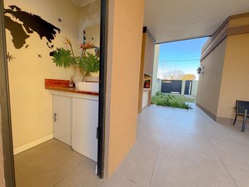 CASA 1 DORMITORIO VENTA ALVEAR CON PATIO