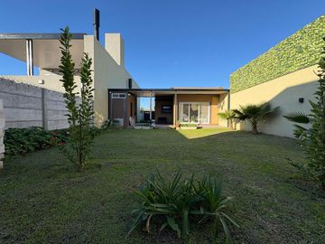 CASA 1 DORMITORIO VENTA ALVEAR CON PATIO