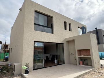 Venta Casa/Dúplex 5 ambientes Spring Park Pilar