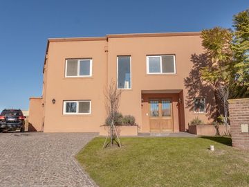 VENTA CASA 5 AMB. EL CANTÓN ISLAS, ESCOBAR PERMUTA