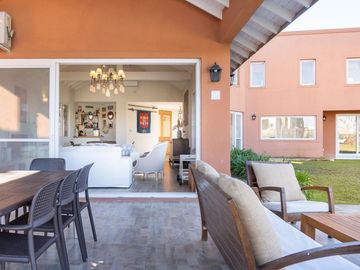 VENTA CASA 5 AMB. EL CANTÓN ISLAS, ESCOBAR PERMUTA