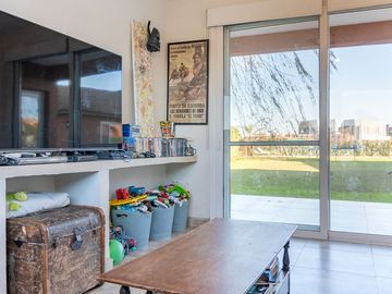 VENTA CASA 5 AMB. EL CANTÓN ISLAS, ESCOBAR PERMUTA