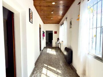 CASA VENTA LA PLATA 2 DORMITORIOS PATIO COCHERA