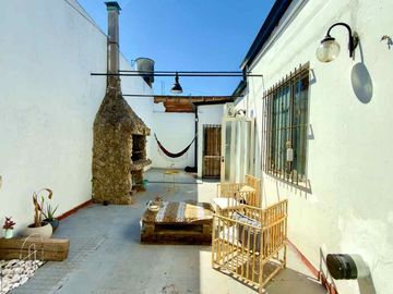 CASA VENTA LA PLATA 2 DORMITORIOS PATIO COCHERA