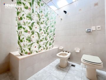 CASA EN VENTA LA LOMA LA PLATA 4 DORMITORIOS