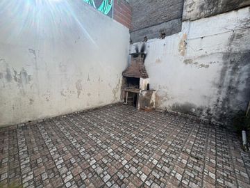 VENTA CASA DE PASILLO DOS DORMITORIOS Y PATIO