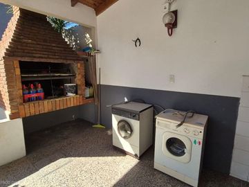 VENTA CASA LOTE PROPIO CON GALPON EN WILDE 10 X 46