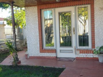 CASA EN VENTA IDEAL PARA 2 FLIAS, SUIPACHA AL 2900