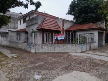 CASA EN VENTA IDEAL PARA 2 FLIAS, SUIPACHA AL 2900