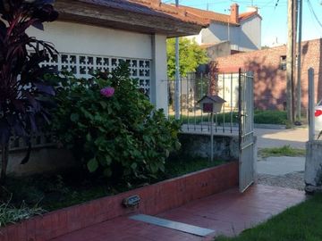 CASA EN VENTA IDEAL PARA 2 FLIAS, SUIPACHA AL 2900