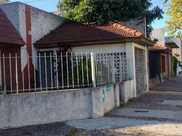 CASA EN VENTA IDEAL PARA 2 FLIAS, SUIPACHA AL 2900