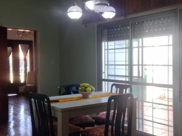 CASA EN VENTA IDEAL PARA 2 FLIAS, SUIPACHA AL 2900