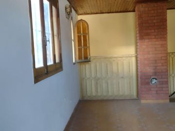 CASA EN VENTA IDEAL PARA 2 FLIAS, SUIPACHA AL 2900
