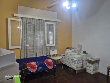 2 casas -Venta  c/local- garage Fondo libre Lanús