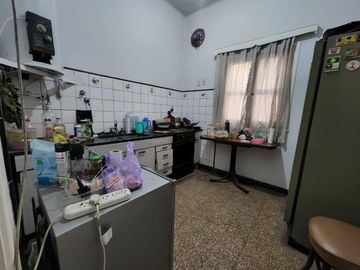 2 casas -Venta  c/local- garage Fondo libre Lanús