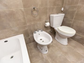 VENTA DPTO 3 AMB EN CASTELAR C/COCHERA