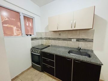 ALQUILER 2 AMBIENTES C COCHERA CASEROS CENTRO