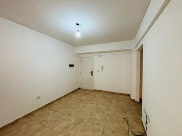 ALQUILER 2 AMBIENTES C COCHERA CASEROS CENTRO
