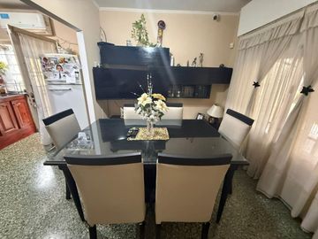 VENTA CASA 4 AMB CON COCHERA POSIBIBLE 2 PROPIEDAD