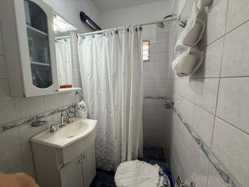 VENTA CASA 4 AMB CON COCHERA POSIBIBLE 2 PROPIEDAD