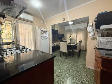VENTA CASA 4 AMB CON COCHERA POSIBIBLE 2 PROPIEDAD