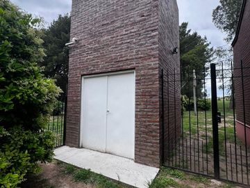 CASA DE CATEGORIA EN BARRIO LAS LOMITAS.