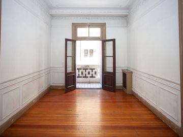 VENTA DEPARTAMENTO 7 AMB. CON BALCÓN MONSERRAT