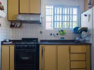 VENTA CASA CON COCHERA CRUCECITA