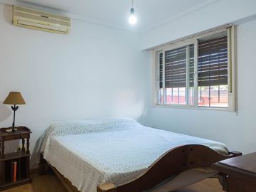 VENTA CASA CON COCHERA CRUCECITA