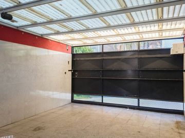 VENTA CASA CON COCHERA CRUCECITA