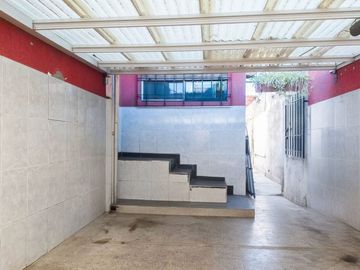 VENTA CASA CON COCHERA CRUCECITA