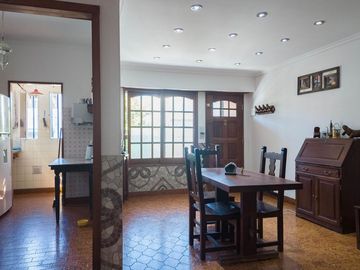 VENTA CASA CON COCHERA CRUCECITA