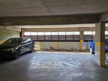 VENTA COCHERA EN EDIFICIO EXCLUSIVO EN BALVANERA