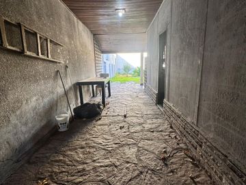 LOTE EN VENTA ITUZAINGO. CON CASA A RECICLAR