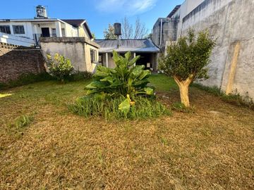 LOTE EN VENTA ITUZAINGO. CON CASA A RECICLAR