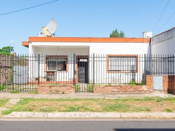 CASA EN VENTA 3 AMBIENTES CASTELAR GRAN PARQUE