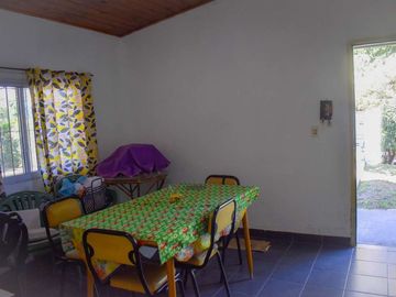 VENTA CASA CON PILETA EN MORENO