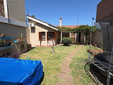 VENDE CASA ZONA POLICLINICO - SAN LUIS