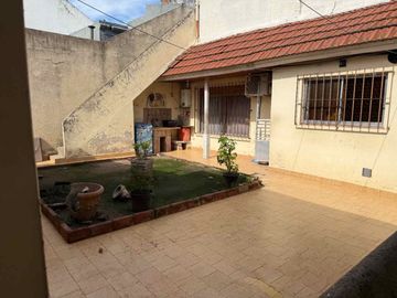 VENTA CASA DOS AMB C/COCHERA, PATIO - APTO CREDITO