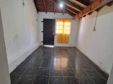VENTA CASA 5 AMB -PATIO-JARDIN-GARAGE-MALVINAS ARG