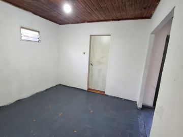 VENTA CASA 5 AMB -PATIO-JARDIN-GARAGE-MALVINAS ARG
