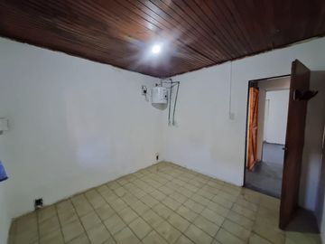 VENTA CASA 5 AMB -PATIO-JARDIN-GARAGE-MALVINAS ARG