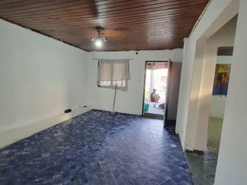 VENTA CASA 5 AMB -PATIO-JARDIN-GARAGE-MALVINAS ARG