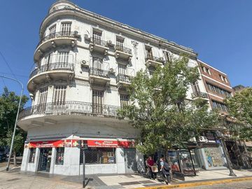 COMODO DEPARTAMENTO DE 4 AMBIENTE CON DEPENDENCIA!