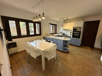 Casa 6 Amb - 4 Dorm Jadin y Pileta  - Punta Chica