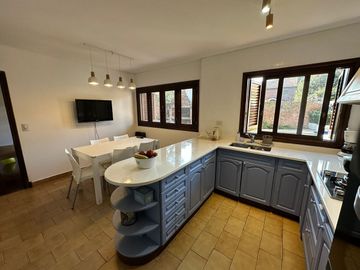 Casa 6 Amb - 4 Dorm Jadin y Pileta  - Punta Chica