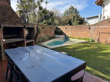 Casa 6 Amb - 4 Dorm Jadin y Pileta  - Punta Chica